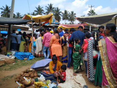 Mandya, Karnataka, Hindistan-09 Şubat 2020: Kêahalli 'deki Aarathi Ukkada Ahalya Devi Maramma Tapınağı' nda kuyruğa giren bir grup insan.