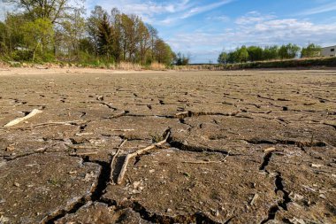 Kurak toprakta Küresel Isınma bayrağını durdurun. İklim değişikliği kavramı.