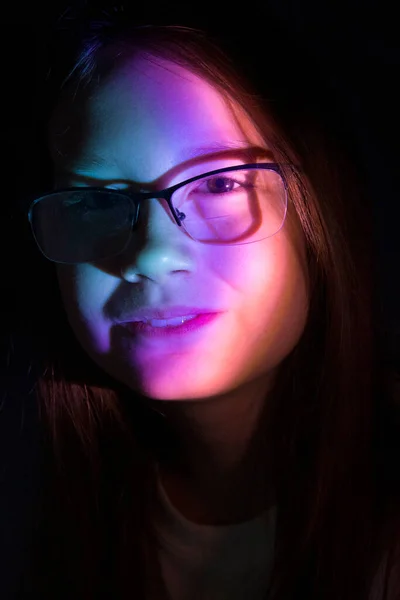 Πορτρέτο Της Νεαρής Έφηβης Γυαλιά Χρωματιστό Φως Φως Του Ουράνιου — Φωτογραφία Αρχείου