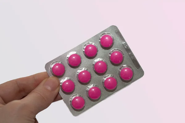 Uma Mulher Segura Blister Com Comprimidos Cor Rosa Mão — Fotografia de Stock