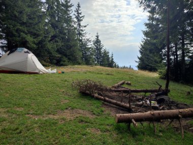 Bir dağ çayırında kamp çadırı, Karpatlar 'da manzara manzarası, açık hava macerası, seyahat..
