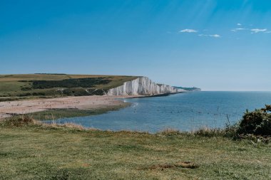 Eastbourne, Sussex, İngiltere 'nin hemen dışındaki Sahil Güvenlik Kulübeleri ve Seven Sisters Chalk Cliffs. Yüksek kalite fotoğraf