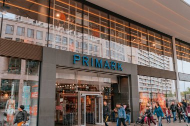 BERLİN, GERMANY - 11 Mayıs 2019: Şehir tuvaleti olarak da bilinen, hareketli bir şehir ortamında yer alan umumi tuvalet. Fotoğrafta şehrin altyapısına bir göz atarak pratikliğini ve hijyene olan ilgisi gözler önüne seriliyor.