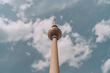 Berlin, Almanya 'nın ufuk çizgisini noktalayan ikonik televizyon kulesi Fernsehturm' un çarpıcı görüntüsü. Yapı, şehrin önemli bir simgesi ve simgesidir.