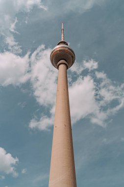 Berlin, Almanya 'nın ufuk çizgisini noktalayan ikonik televizyon kulesi Fernsehturm' un çarpıcı görüntüsü. Yapı, şehrin önemli bir simgesi ve simgesidir.