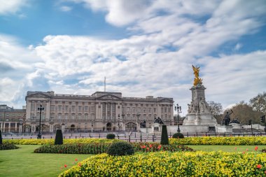 LONDON, İngiltere - 3 Nisan 2019: Muhteşem Victoria Anıtı ve Kraliçe 'nin resmi konutu Buckingham Sarayı, Londra, İngiltere