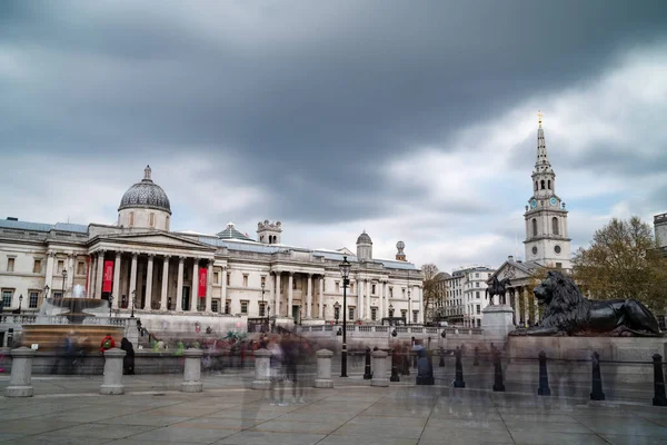 2019年4月3日 特拉法加广场 以英国伦敦的国家画廊和圣马丁田园教堂为特色 — 图库照片