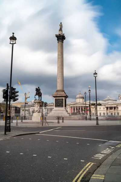 2019年4月3日 特拉法加广场 以英国伦敦的国家画廊和圣马丁田园教堂为特色 — 图库照片
