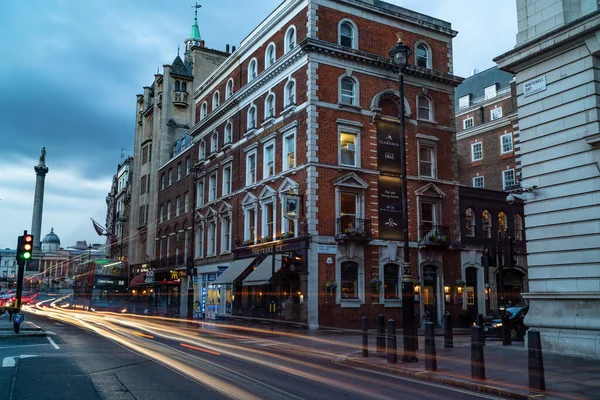 ロンドン エイプリル社2019年3月 Trafalgar Squareを背景に 夜明けの穏やかな雰囲気を捉える長い露出 ロンドン イギリス — ストック写真