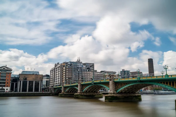 Londra Regno Unito Aprile 2019 Southwark Bridge Che Attraversa Tamigi — Foto Stock