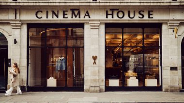 Londra, İngiltere - 25 Mart 2025: Cinema House binasının içindeki AMI Paris moda mağazasının dışı, Soho 'da çekildi.