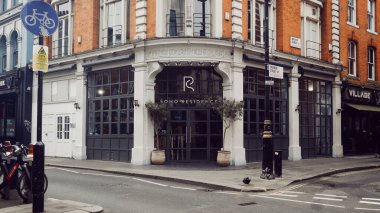 Londra, İngiltere - 25 Mart 2025: Soho Residence Bar 'ın Soho' daki Brewer Caddesi 'ndeki Round House binasının dışı.