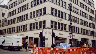 Londra, İngiltere - 25 Mart 2025: Londra 'nın Mayfair kentindeki Bourdon Caddesi' ndeki Alfred Dunhills kulüp binasının girişi, sarmaşık kaplı tuğlalar ve zarif tabelalar.