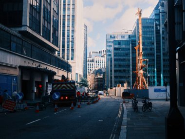Londra, İngiltere - 28 Eylül 2024: Londra City of Londons ticari bölgesinde sondaj ekipmanları ve sokak trafiği yönetimi ile Fountain House yakınlarındaki aktif inşaat sahası
