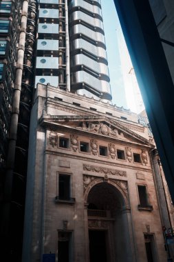 Londra, İngiltere - 28 Eylül 2024: Londra 'da Fenchurch Caddesi yakınlarındaki bitişik modern çelik kule ile Lloyds Register of Shipping' in klasik taş girişi