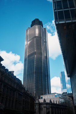 Londra, İngiltere - 28 Eylül 2024: Londra 'da tarihi ve modern mimari ile çevrili tarihi bir gökdelen olan 42..