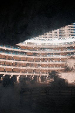Londra, İngiltere - 28 Eylül 2024: Kıvrımlı beton balkonlarda güneş parlıyor ve Londra 'nın merkezindeki Barbican Malikanesi' ndeki Gilbert Evi 'nin yemyeşil ekili terasında..