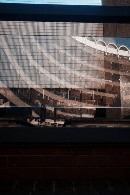 Londra, İngiltere - 28 Eylül 2024: Kıvrımlı beton balkonlarda güneş parlıyor ve Londra 'nın merkezindeki Barbican Malikanesi' ndeki Gilbert Evi 'nin yemyeşil ekili terasında..