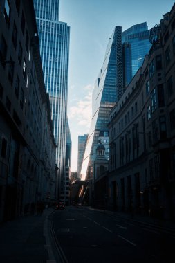 Londra, İngiltere - 28 Eylül 2024: Leadenhall Binası, gölgeli finans bölgesindeki St. Andrew Undershaft 'ın tarihi kulesiyle Leadenhall Caddesi üzerinde yükseliyor.