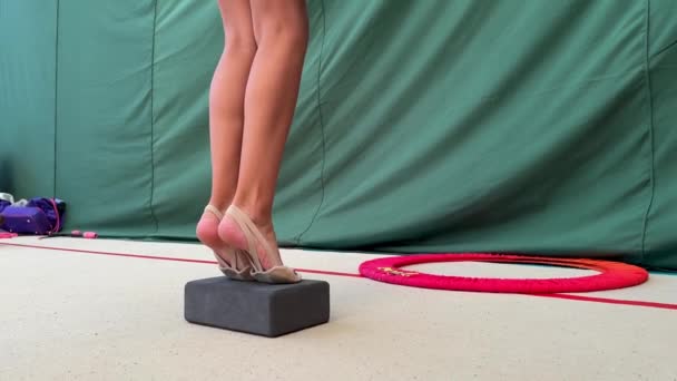 Nohy Gymnastky Stojící Kostce Zvedající Nohy Hale Koberci — Stock video