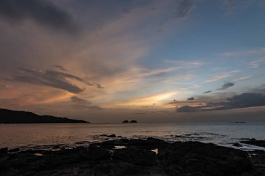 Denizin üzerinde güzel bir gün batımı, Nha Trang adasının sahilinden manzara, Vietnam
