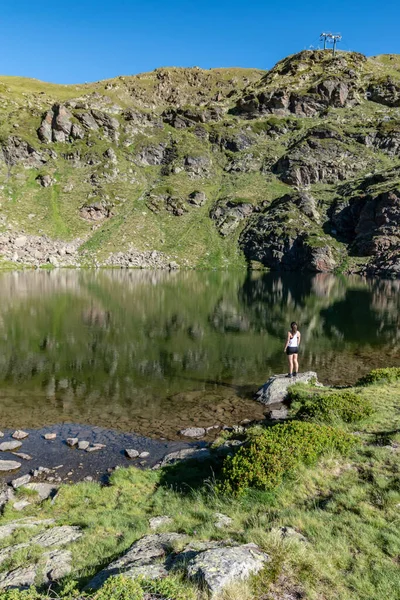 Dağlarda yürüyüş yapan