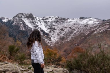 Dağın yanında yürüyen kadının dikiz aynası.