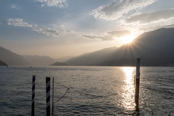 Gölün ve nehrin güzel manzarası