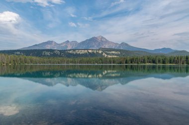 Banff Ulusal Parkı 'nda göl, Alberta, Kanada