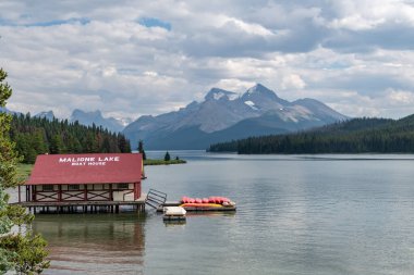 Dağlardaki güzel göl manzarası