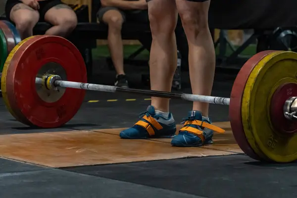 Halter kaldıran bir sporcu.