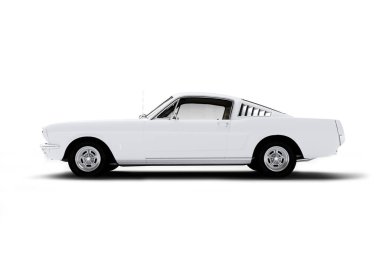 Beyaz arka planda beyaz bir araba, izole edilmiş bir stüdyo görüntüsü..