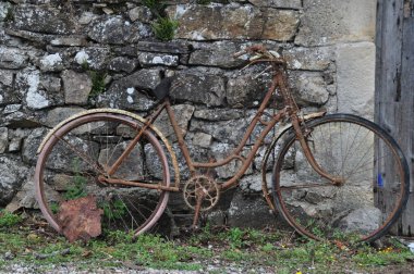 Fransa 'da bir çiftlikte eski ve paslı bir bisiklet.