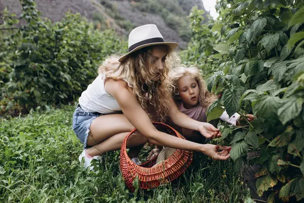 Mamma Figlia Giocano Giardino Sono Felici Insieme Conoscere Natura Cura — Foto Stock