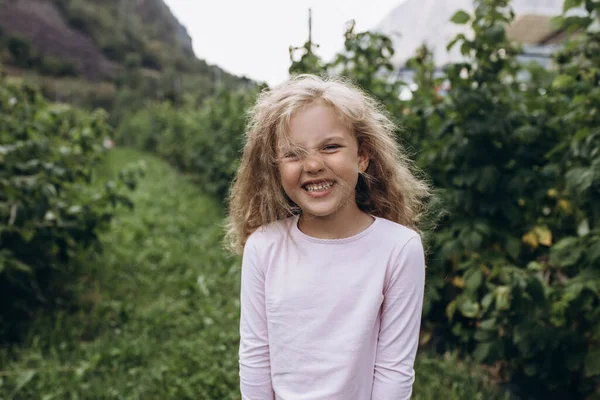 Mała Dziewczynka Blond Włosami Niebieskimi Oczami Bawi Się Szczęśliwie Ogrodzie Obraz Stockowy