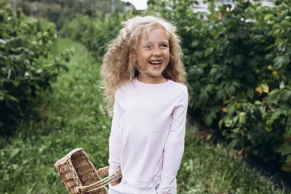 Mała Dziewczynka Blond Włosami Niebieskimi Oczami Bawi Się Szczęśliwie Ogrodzie Zdjęcie Stockowe