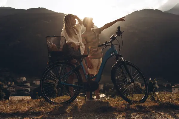 Δύο Φίλοι Ζευγάρι Κάνουν Ποδήλατο Κατά Μήκος Του Δρόμου Αθλητισμός — Φωτογραφία Αρχείου