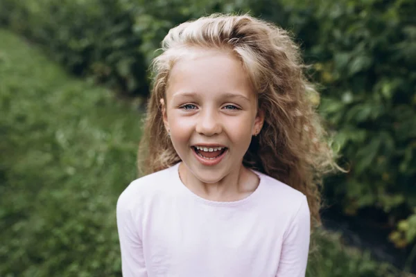Mała Dziewczynka Blond Włosami Niebieskimi Oczami Bawi Się Szczęśliwie Ogrodzie Obrazek Stockowy