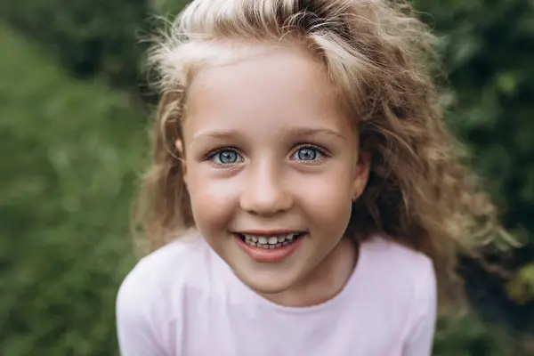 Mała Dziewczynka Blond Włosami Niebieskimi Oczami Bawi Się Szczęśliwie Ogrodzie Zdjęcie Stockowe