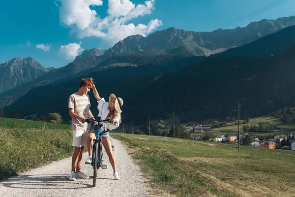 金发美女喜欢在山里骑自行车 明亮的情绪 快乐和乐趣 克服困难 实现这个目标的快乐 旅行的概念 免版税图库照片