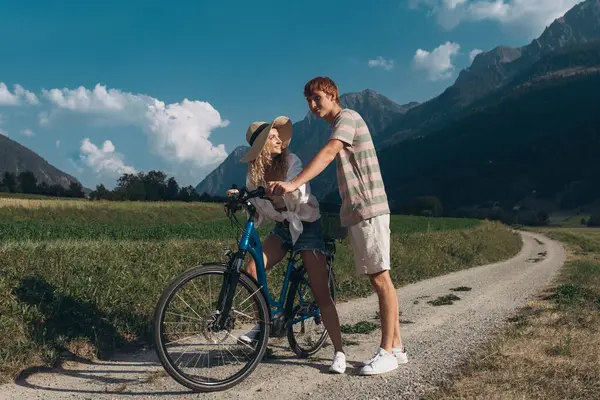 金发美女喜欢在山里骑自行车 明亮的情绪 快乐和乐趣 克服困难 实现这个目标的快乐 旅行的概念 免版税图库图片