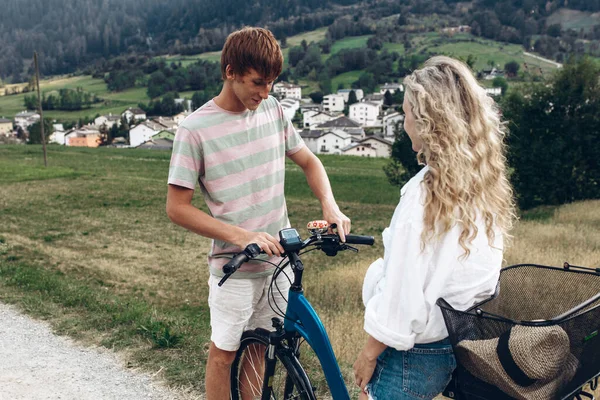 부부가 자전거를 있습니다 스포츠와 활동적인 자전거를 배우는 산에서 로열티 프리 스톡 사진
