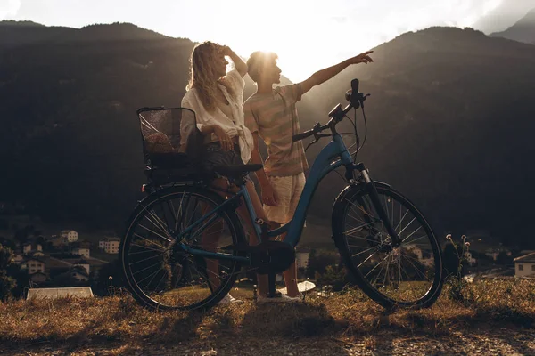 부부가 자전거를 있습니다 스포츠와 활동적인 자전거를 배우는 산에서 로열티 프리 스톡 이미지