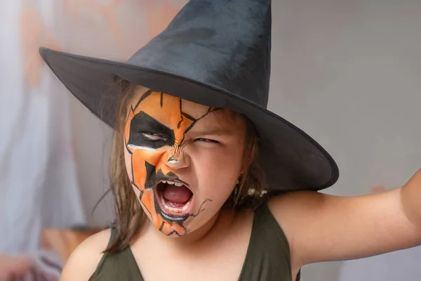 Portret Dziecka Masce Kapeluszu Uśmiecha Się Halloween — Zdjęcie stockowe