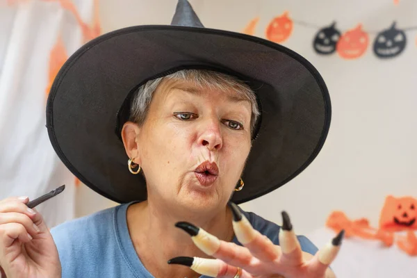 Senior Costume Sorcière Peint Des Ongles Pour Halloween Images De Stock Libres De Droits