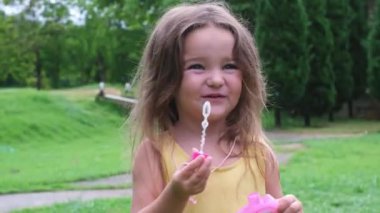 Sabun köpüklü bir çocuğun portresi. 