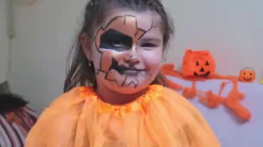 Cadılar Bayramı kostümlü bir çocuğun sinsice gülen portresi.. 