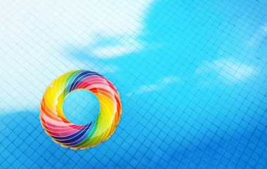 Havuz suyunda şişme halka. Yaz tatili geçmişi