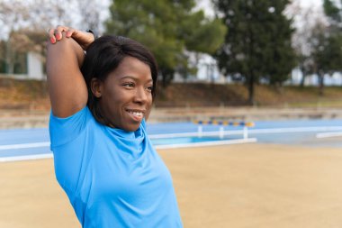 Kollarını esneten genç bir sporcu. Sağlıklı yaşam tarzı kavramı