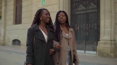 İki arkadaş Avrupa 'nın bir şehrinde birlikte yürüyüş yapıyorlar.